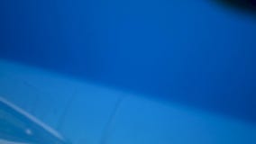 Ο έφηβος ανοίγει τη λαβή πορτών αυτοκινήτων, παίρνει στο αυτοκίνητο και κλείνει την πόρτα Ο έφηβος ανοίγει τη λαβή πορτών αυτοκινήτων, παίρνει στο αυτοκίνητο και κλείνει την πόρτα