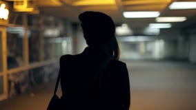 Ο έφηβος κοριτσιών πηγαίνει τη νύχτα στην υπόγεια διάβαση φιλμ μικρού μήκους Ο έφηβος κοριτσιών πηγαίνει τη νύχτα στην υπόγεια διάβαση φιλμ μικρού μήκους
