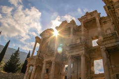 Ο ήλιος αυξάνεται στη βιβλιοθήκη του Κέλσου σε Ephesus Ιζμίρ στοκ φωτογραφίες με δικαίωμα ελεύθερης χρήσης Ο ήλιος αυξάνεται στη βιβλιοθήκη του Κέλσου σε Ephesus Ιζμίρ στοκ φωτογραφίες με δικαίωμα ελεύθερης χρήσης