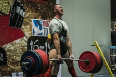Ο αθλητής του powerlifter εκτελεί ένα deadlift στοκ εικόνα με δικαίωμα ελεύθερης χρήσης Ο αθλητής του powerlifter εκτελεί ένα deadlift στοκ εικόνα με δικαίωμα ελεύθερης χρήσης