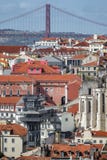 Ο ανελκυστήρας Santa Justa με τη γέφυρα στις 25 Απριλίου Στοκ Εικόνες Ο ανελκυστήρας Santa Justa με τη γέφυρα στις 25 Απριλίου Στοκ Εικόνες