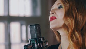 Ο αοιδός της Jazz με αποτελεί να αποδώσει στη σκηνή στο μικρόφωνο συναυλίας χειλικό κόκκινο απόθεμα βίντεο Ο αοιδός της Jazz με αποτελεί να αποδώσει στη σκηνή στο μικρόφωνο συναυλίας χειλικό κόκκινο απόθεμα βίντεο