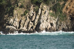 Ο απότομος βράχος ακτών του San Sebastian λικνίζει κοντά επάνω Στοκ εικόνα με δικαίωμα ελεύθερης χρήσης Ο απότομος βράχος ακτών του San Sebastian λικνίζει κοντά επάνω Στοκ εικόνα με δικαίωμα ελεύθερης χρήσης