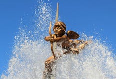 Ο αριθμός Cupid με ένα τόξο και τα βέλη στα οποία ροές του νερού από την πηγή στοκ φωτογραφίες με δικαίωμα ελεύθερης χρήσης Ο αριθμός Cupid με ένα τόξο και τα βέλη στα οποία ροές του νερού από την πηγή στοκ φωτογραφίες με δικαίωμα ελεύθερης χρήσης