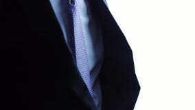 Ο αρσενικός νεόνυμφος φορά ένα βοηθητικό σακάκι γραβατών απόθεμα βίντεο Ο αρσενικός νεόνυμφος φορά ένα βοηθητικό σακάκι γραβατών απόθεμα βίντεο