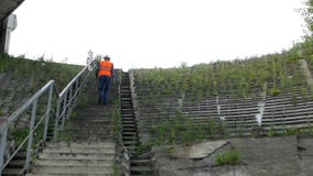 Ο αρχιτέκτονας αναρριχείται στα σκαλοπάτια για να αξιολογήσει τον όρο της γέφυρας και της κατασκευής, επιθεωρητής φιλμ μικρού μήκους Ο αρχιτέκτονας αναρριχείται στα σκαλοπάτια για να αξιολογήσει τον όρο της γέφυρας και της κατασκευής, επιθεωρητής φιλμ μικρού μήκους