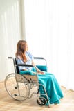 Ο ασθενής καθόταν σε μια αναπηρική καρέκλα με ένα θαμπό, λυπημένο, μάταιο και ανησυχημένο μάτι στοκ φωτογραφία Ο ασθενής καθόταν σε μια αναπηρική καρέκλα με ένα θαμπό, λυπημένο, μάταιο και ανησυχημένο μάτι στοκ φωτογραφία