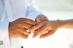 Ο γαμπρός βάζει το δαχτυλίδι Χέρια λαβής ζεύγους Γάμος και αγάπη στοκ φωτογραφία με δικαίωμα ελεύθερης χρήσης Ο γαμπρός βάζει το δαχτυλίδι Χέρια λαβής ζεύγους Γάμος και αγάπη στοκ φωτογραφία με δικαίωμα ελεύθερης χρήσης