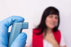 Ο γιατρός κρατά inhaler άσθματος με το salbutamol, στο υπόβαθρο είναι κορίτσι που ασφυκτιά το άσθμα, φάρμακα βρογχοδιαστολέων, στοκ εικόνες Ο γιατρός κρατά inhaler άσθματος με το salbutamol, στο υπόβαθρο είναι κορίτσι που ασφυκτιά το άσθμα, φάρμακα βρογχοδιαστολέων, στοκ εικόνες
