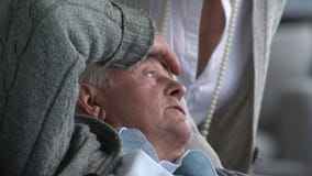 Ο γιατρός μιλά σε ένα άρρωστο ηλικιωμένο άτομο και τη σύζυγό του απόθεμα βίντεο Ο γιατρός μιλά σε ένα άρρωστο ηλικιωμένο άτομο και τη σύζυγό του απόθεμα βίντεο