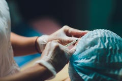Ο γιατρός που δίνει την ανυψωτική έγχυση προσώπου στη μέση γυναίκα ηλι στοκ φωτογραφία Ο γιατρός που δίνει την ανυψωτική έγχυση προσώπου στη μέση γυναίκα ηλι στοκ φωτογραφία