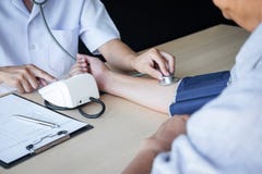 Ο γιατρός που χρησιμοποιεί μια πίεση του αίματος μέτρησης που ελέγχει τον ασθενή με την εξέταση, παρουσίαση οδηγεί σύμπτωμα και σ στοκ εικόνα με δικαίωμα ελεύθερης χρήσης Ο γιατρός που χρησιμοποιεί μια πίεση του αίματος μέτρησης που ελέγχει τον ασθενή με την εξέταση, παρουσίαση οδηγεί σύμπτωμα και σ στοκ εικόνα με δικαίωμα ελεύθερης χρήσης