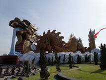 Ο γιγαντιαίος δράκος σε Suphanburi, Ταϊλάνδη στοκ φωτογραφία με δικαίωμα ελεύθερης χρήσης Ο γιγαντιαίος δράκος σε Suphanburi, Ταϊλάνδη στοκ φωτογραφία με δικαίωμα ελεύθερης χρήσης