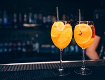 Ο γλυκός διάσημος γυαλιού συντάκτης Aperol Spritz κοκτέιλ τεχνών ποδιών juicy ενέπνευσε το ποτό κοκτέιλ στο μετρητή φραγμών Κορυφ στοκ εικόνες Ο γλυκός διάσημος γυαλιού συντάκτης Aperol Spritz κοκτέιλ τεχνών ποδιών juicy ενέπνευσε το ποτό κοκτέιλ στο μετρητή φραγμών Κορυφ στοκ εικόνες