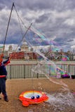 Ο διασκεδαστής οδών του Λονδίνου δημιουργεί τις μέγα φυσαλίδες στοκ φωτογραφία Ο διασκεδαστής οδών του Λονδίνου δημιουργεί τις μέγα φυσαλίδες στοκ φωτογραφία