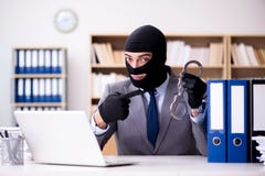 Ο εγκληματικός επιχειρηματίας που φορά balaclava στην αρχή στοκ εικόνες Ο εγκληματικός επιχειρηματίας που φορά balaclava στην αρχή στοκ εικόνες