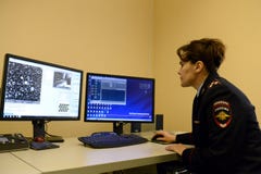 Ο εγκληματικός ιατροδικαστής εξετάζει τη στοιχειώδη σύνθεση της ουσίας που καταλαμβάνεται στη σκηνή εγκλήματος στοκ εικόνα Ο εγκληματικός ιατροδικαστής εξετάζει τη στοιχειώδη σύνθεση της ουσίας που καταλαμβάνεται στη σκηνή εγκλήματος στοκ εικόνα