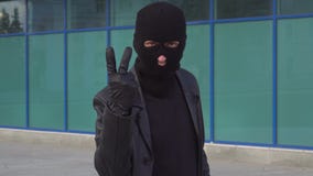 Ο εγκληματικός κλέφτης ή ο ληστής ατόμων στη μάσκα μετρά μέχρι τρία Πορτρέτο του ατόμου balaclava υπαίθριο απόθεμα βίντεο Ο εγκληματικός κλέφτης ή ο ληστής ατόμων στη μάσκα μετρά μέχρι τρία Πορτρέτο του ατόμου balaclava υπαίθριο απόθεμα βίντεο