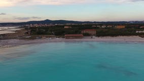 Ο εναέριος πυροβολισμός, απίστευτα όμορφη ήρεμη θάλασσα στο φως ηλιοβασιλέματος με τα μέρη των σύννεφων, με τον κηφήνα φιλμ μικρού μήκους Ο εναέριος πυροβολισμός, απίστευτα όμορφη ήρεμη θάλασσα στο φως ηλιοβασιλέματος με τα μέρη των σύννεφων, με τον κηφήνα φιλμ μικρού μήκους