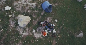 Ο εναέριος φίλος άποψης έχει μια πυρά προσκόπων στη μέση του βουνού, και σκηνή πίσω από τους, έχουν τα έξοδα ενός καλού χρόνου απόθεμα βίντεο Ο εναέριος φίλος άποψης έχει μια πυρά προσκόπων στη μέση του βουνού, και σκηνή πίσω από τους, έχουν τα έξοδα ενός καλού χρόνου απόθεμα βίντεο