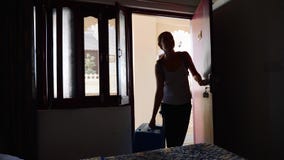 Ο ενιαίος έλεγχος γυναικών στο δωμάτιο ξενοδοχείου ανοίγει την πόρτα και περνά στο δωμάτιο φιλμ μικρού μήκους Ο ενιαίος έλεγχος γυναικών στο δωμάτιο ξενοδοχείου ανοίγει την πόρτα και περνά στο δωμάτιο φιλμ μικρού μήκους
