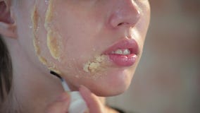 Ο επαγγελματικός καλλιτέχνης makeup γυναικών κινηματογραφήσεων σε πρώτο πλάνο εφαρμόζει το κερί στο πρόσωπο του νέου χαριτωμένου απόθεμα βίντεο Ο επαγγελματικός καλλιτέχνης makeup γυναικών κινηματογραφήσεων σε πρώτο πλάνο εφαρμόζει το κερί στο πρόσωπο του νέου χαριτωμένου απόθεμα βίντεο