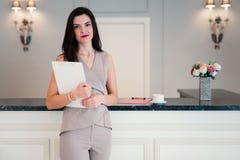Ο επαγγελματικός κτηματομεσίτης παÏουσιάζει μοντÎÏνο σÏγχÏονο σπίτι στοκ φωτογραφία Ο επαγγελματικός κτηματομεσίτης παÏουσιάζει μοντÎÏνο σÏγχÏονο σπίτι στοκ φωτογραφία