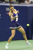 Ο επαγγελματικός τενίστας Simona Halep της Ρουμανίας στη δράση κατά τη διάρκεια των ΗΠΑ της ανοίγει την πρώτη στρογγυλή αντιστοιχ στοκ εικόνες Ο επαγγελματικός τενίστας Simona Halep της Ρουμανίας στη δράση κατά τη διάρκεια των ΗΠΑ της ανοίγει την πρώτη στρογγυλή αντιστοιχ στοκ εικόνες