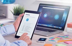 Ο επενδυτής ICO διαβάζει στο τηλεγράφημα το ανοικτό δίκτυο η Λευκή Βίβλος ΤΌΝΟΥ roadmap για την οθόνη iPad στοκ εικόνες Ο επενδυτής ICO διαβάζει στο τηλεγράφημα το ανοικτό δίκτυο η Λευκή Βίβλος ΤΌΝΟΥ roadmap για την οθόνη iPad στοκ εικόνες