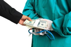 Ο επιχειρηματίας έδωσε κρυφά τα χρήματα στο θηλυκό γιατρό, τη δωροδοκία και την έννοια δωροδοκιών στην ιατρική και την υγειονομικ στοκ φωτογραφίες Ο επιχειρηματίας έδωσε κρυφά τα χρήματα στο θηλυκό γιατρό, τη δωροδοκία και την έννοια δωροδοκιών στην ιατρική και την υγειονομικ στοκ φωτογραφίες