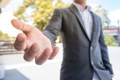 Ο επιχειρηματίας έτοιμος δίνει την ελπίδα δίνει τα χρήματα δίνει το μέλλον δίνει την εργασία ple στοκ εικόνες Ο επιχειρηματίας έτοιμος δίνει την ελπίδα δίνει τα χρήματα δίνει το μέλλον δίνει την εργασία ple στοκ εικόνες