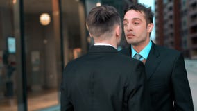 Ο 0 επιχειρηματίας αρπάζει από τα πέτα τον προϊστάμενό του φιλμ μικρού μήκους Ο 0 επιχειρηματίας αρπάζει από τα πέτα τον προϊστάμενό του φιλμ μικρού μήκους