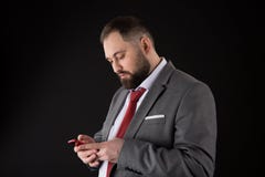 Ο επιχειρηματίας εκαλλώπισε καλά το smartphone λαβής ατόμων Κοινωνικά δίκτυα smartphone χρήσης κοστουμιών ατόμων επίσημα Τύπος πο στοκ φωτογραφία Ο επιχειρηματίας εκαλλώπισε καλά το smartphone λαβής ατόμων Κοινωνικά δίκτυα smartphone χρήσης κοστουμιών ατόμων επίσημα Τύπος πο στοκ φωτογραφία