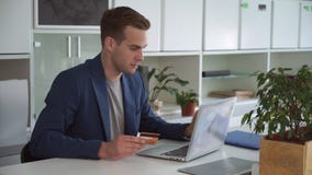 Ο επιχειρηματίας πληρώνει on-line από την πιστωτική κάρτα στο σύγχρονο γραφείο απόθεμα βίντεο Ο επιχειρηματίας πληρώνει on-line από την πιστωτική κάρτα στο σύγχρονο γραφείο απόθεμα βίντεο