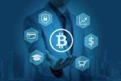 Ο επιχειρηματίας παρουσιάζει bitcoin γραφικό σε ετοιμότητα στοκ εικόνες με δικαίωμα ελεύθερης χρήσης Ο επιχειρηματίας παρουσιάζει bitcoin γραφικό σε ετοιμότητα στοκ εικόνες με δικαίωμα ελεύθερης χρήσης