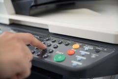 Ο εργαζόμενος γραφείων απασχολείται με μια πολλών χρήσεων συσκευή και τα σύνολα στον αριθμό αντιγράφων στην τυπωμένη ύλη στοκ εικόνες Ο εργαζόμενος γραφείων απασχολείται με μια πολλών χρήσεων συσκευή και τα σύνολα στον αριθμό αντιγράφων στην τυπωμένη ύλη στοκ εικόνες
