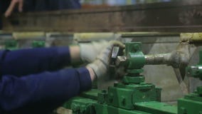 Ο εργαζόμενος γυρίζει το καρύδι με ένα μεγάλο γαλλικό κλειδί απόθεμα βίντεο Ο εργαζόμενος γυρίζει το καρύδι με ένα μεγάλο γαλλικό κλειδί απόθεμα βίντεο