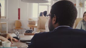 Ο ευρωπαϊκός όμορφος θηλυκός επιχειρησιακός προπονητής δίνει τις κατευθύνσεις στο αφροαμερικάνο CEO στη multiethnic συνεδρίαση τω φιλμ μικρού μήκους Ο ευρωπαϊκός όμορφος θηλυκός επιχειρησιακός προπονητής δίνει τις κατευθύνσεις στο αφροαμερικάνο CEO στη multiethnic συνεδρίαση τω φιλμ μικρού μήκους