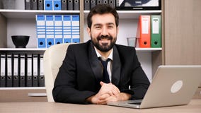Ο ευτυχής επιχειρηματίας που δακτυλογραφεί μια απάντηση εξετάζει έπειτα τη κάμερα και χαμογελά φιλμ μικρού μήκους Ο ευτυχής επιχειρηματίας που δακτυλογραφεί μια απάντηση εξετάζει έπειτα τη κάμερα και χαμογελά φιλμ μικρού μήκους