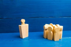 Ο ηγέτης από το rostrum μιλά μια ομιλία απευθυμένος σε ένα πλήθος των ανθρώπων Επιχειρησιακή έννοια των ιδιοτήτων ηγετών και ηγεσ στοκ εικόνα με δικαίωμα ελεύθερης χρήσης Ο ηγέτης από το rostrum μιλά μια ομιλία απευθυμένος σε ένα πλήθος των ανθρώπων Επιχειρησιακή έννοια των ιδιοτήτων ηγετών και ηγεσ στοκ εικόνα με δικαίωμα ελεύθερης χρήσης