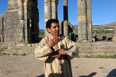 Οδηγός τουριστών στη χώρα του Μαρόκου στοκ εικόνα Οδηγός τουριστών στη χώρα του Μαρόκου στοκ εικόνα