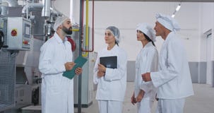 Ο ηληκιωμένος αρχιμαγείρων Baker και ο νέος τύπος μηχανικών με τη γενειάδα έχουν μια συνομιλία με τη βοήθειά τους στη μέση του αρ φιλμ μικρού μήκους Ο ηληκιωμένος αρχιμαγείρων Baker και ο νέος τύπος μηχανικών με τη γενειάδα έχουν μια συνομιλία με τη βοήθειά τους στη μέση του αρ φιλμ μικρού μήκους