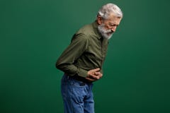 Ο ηληκιωμένος με την γκρίζα μακριά γενειάδα έχει τα προβλήματα με το στομάχι στοκ φωτογραφίες με δικαίωμα ελεύθερης χρήσης Ο ηληκιωμένος με την γκρίζα μακριά γενειάδα έχει τα προβλήματα με το στομάχι στοκ φωτογραφίες με δικαίωμα ελεύθερης χρήσης