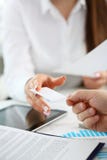 Ο θηλυκός βραχίονας στο κοστούμι δίνει την κενή τηλεπικοινωνιακή κάρτα στον επισκέπτη στοκ εικόνες Ο θηλυκός βραχίονας στο κοστούμι δίνει την κενή τηλεπικοινωνιακή κάρτα στον επισκέπτη στοκ εικόνες