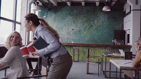 Ο θηλυκός διευθυντής Brunette έρχεται στο σύγχρονο γραφείο στην εργασία Η νέα γυναίκα χαιρετά με τους συναδέλφους, φέρνει τον καφ απόθεμα βίντεο Ο θηλυκός διευθυντής Brunette έρχεται στο σύγχρονο γραφείο στην εργασία Η νέα γυναίκα χαιρετά με τους συναδέλφους, φέρνει τον καφ απόθεμα βίντεο