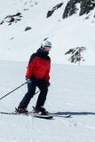 Ο θηλυκός σκιέρ κλίνει προς τα κάτω Ψυχαγωγική δραστηριότητα χειμερινού αθλητισμού στοκ φωτογραφία με δικαίωμα ελεύθερης χρήσης Ο θηλυκός σκιέρ κλίνει προς τα κάτω Ψυχαγωγική δραστηριότητα χειμερινού αθλητισμού στοκ φωτογραφία με δικαίωμα ελεύθερης χρήσης