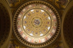 Ο θόλος μέσα στον καθεδρικό ναό του ST Stephen Βουδαπέστη, Ουγγαρία στοκ εικόνα Ο θόλος μέσα στον καθεδρικό ναό του ST Stephen Βουδαπέστη, Ουγγαρία στοκ εικόνα