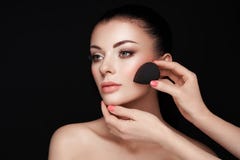 Ο καλλιτέχνης Makeup εφαρμόζει το skintone στοκ εικόνα Ο καλλιτέχνης Makeup εφαρμόζει το skintone στοκ εικόνα