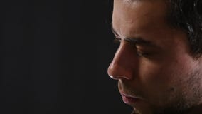 Ο καλλιτέχνης-ζωγράφος χρωματίζει μια εικόνα στο στούντιο Είναι ένας νέος και ελκυστικός φιλμ μικρού μήκους Ο καλλιτέχνης-ζωγράφος χρωματίζει μια εικόνα στο στούντιο Είναι ένας νέος και ελκυστικός φιλμ μικρού μήκους