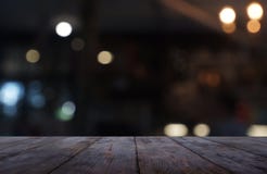 Ο κενός σκοτεινός ξύλινος πίνακας μπροστά από την περίληψη θόλωσε το υπόβαθρο του εσωτερικού καφέδων και καφετεριών Μπορέστε να χ στοκ εικόνες Ο κενός σκοτεινός ξύλινος πίνακας μπροστά από την περίληψη θόλωσε το υπόβαθρο του εσωτερικού καφέδων και καφετεριών Μπορέστε να χ στοκ εικόνες